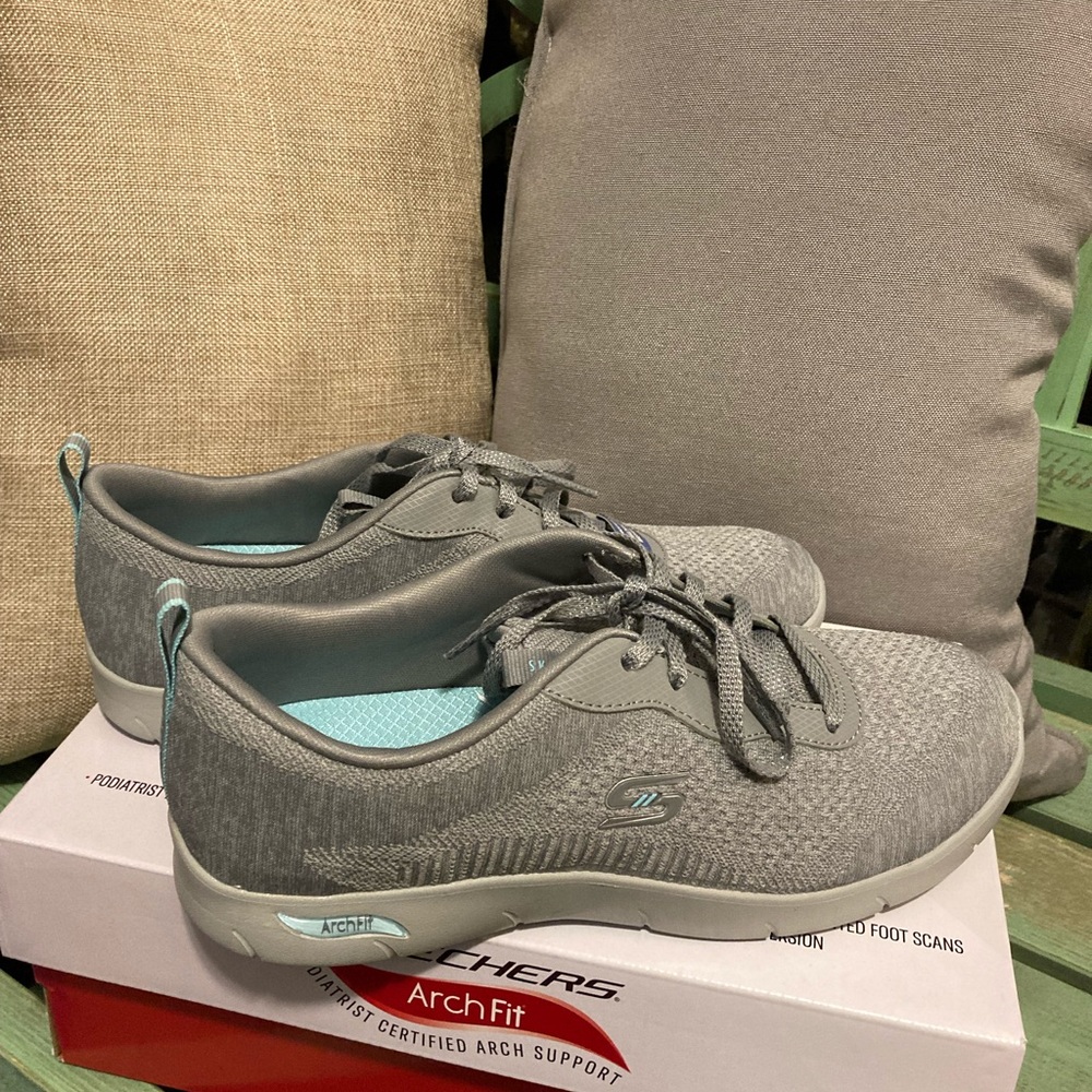 Sketchers Ladies Gray Size 7.5 Air Cooled Arch Fit Shoes